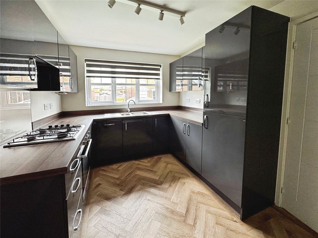 Property photo 3 of 11 Kitchen