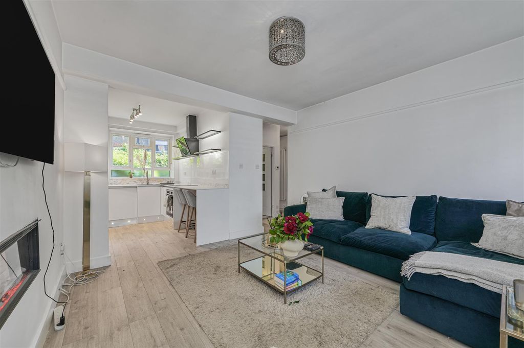 Property photo 3 of 19 Eden_Harper_-_Queens_Court__Meath_Street__Sw11_4Hz