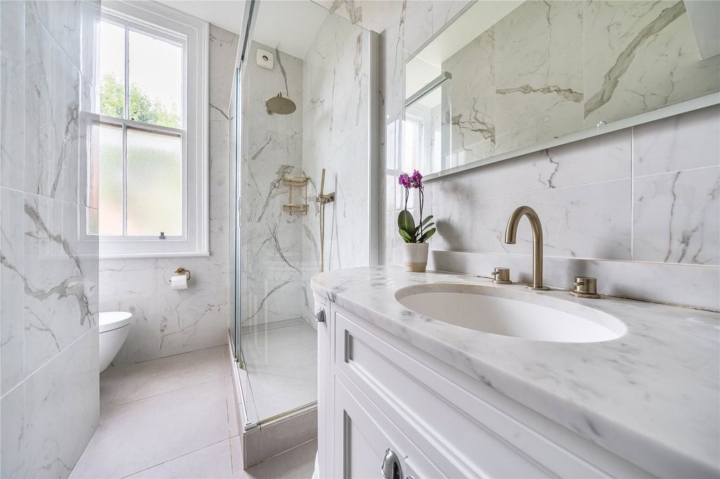 Property photo 2 of 16 Bathroom