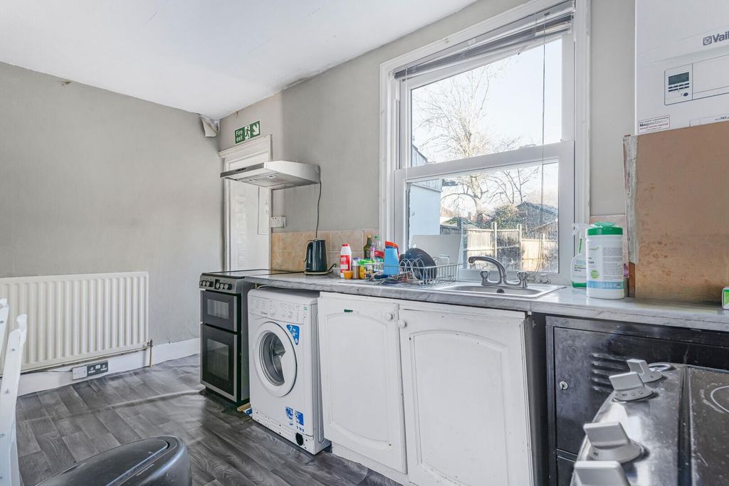 Property photo 3 of 32 Kitchen