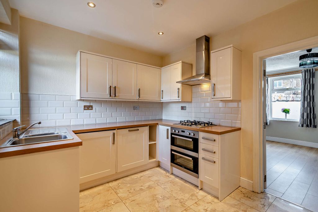 Property photo 2 of 11 Kitchen