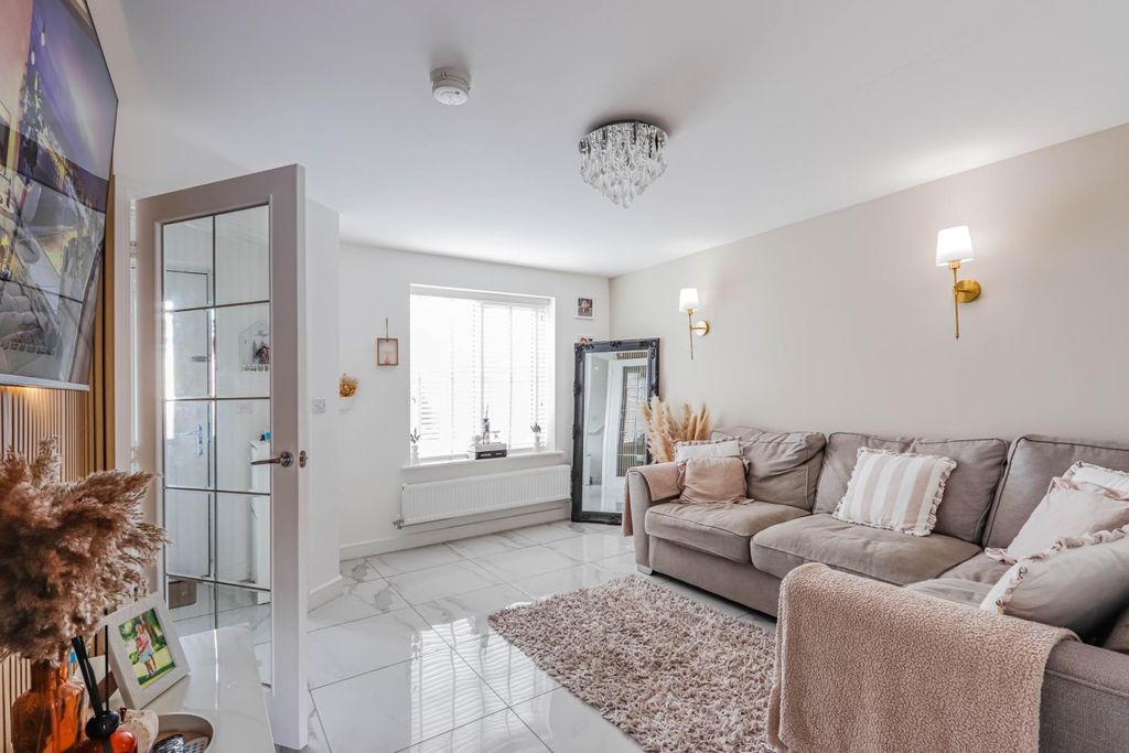 Property photo 2 of 18 St Peter Crescent-22.Jpg