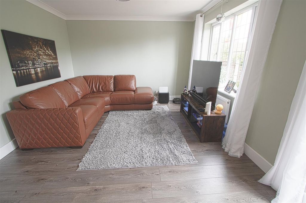 Property photo 3 of 11 Lounge