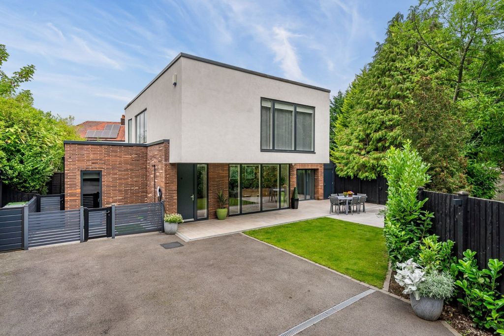 Property photo 1 of 26 76c Knutsford Road