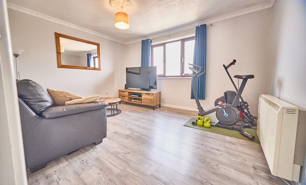 Property photo 3 of 5 Willow Close 3.Jpg