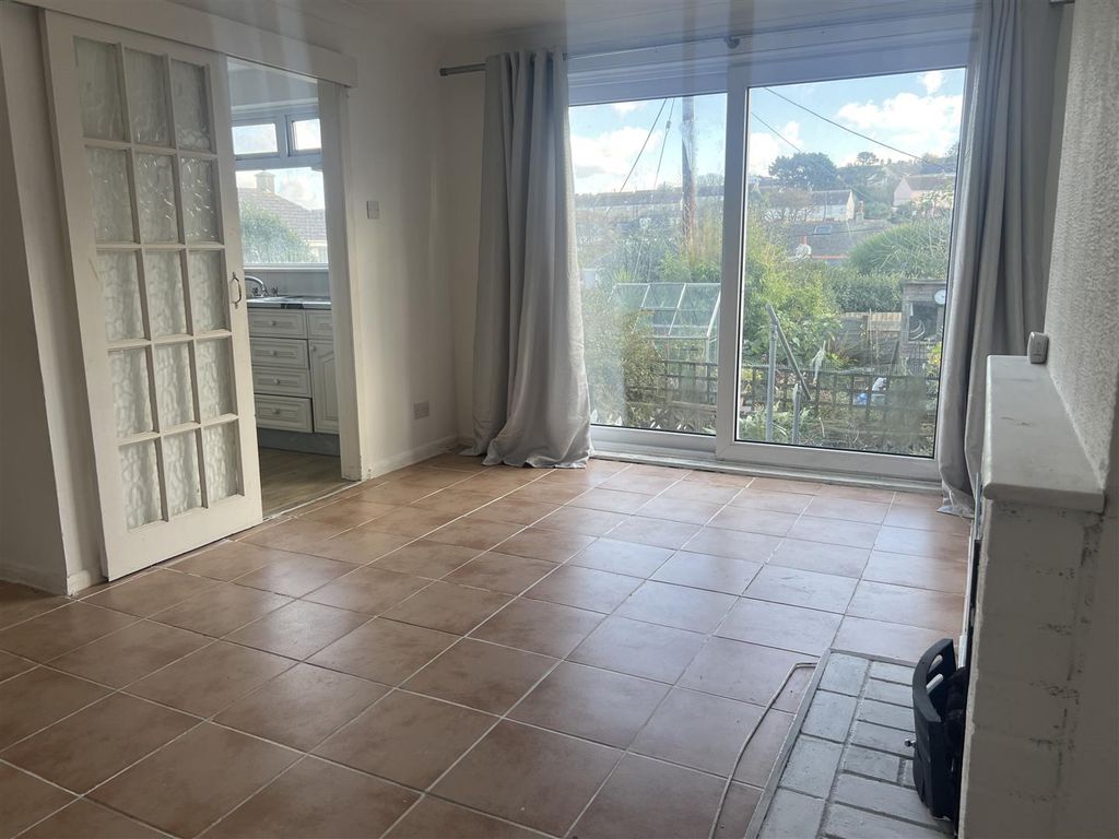 Property photo 3 of 11 Living Room