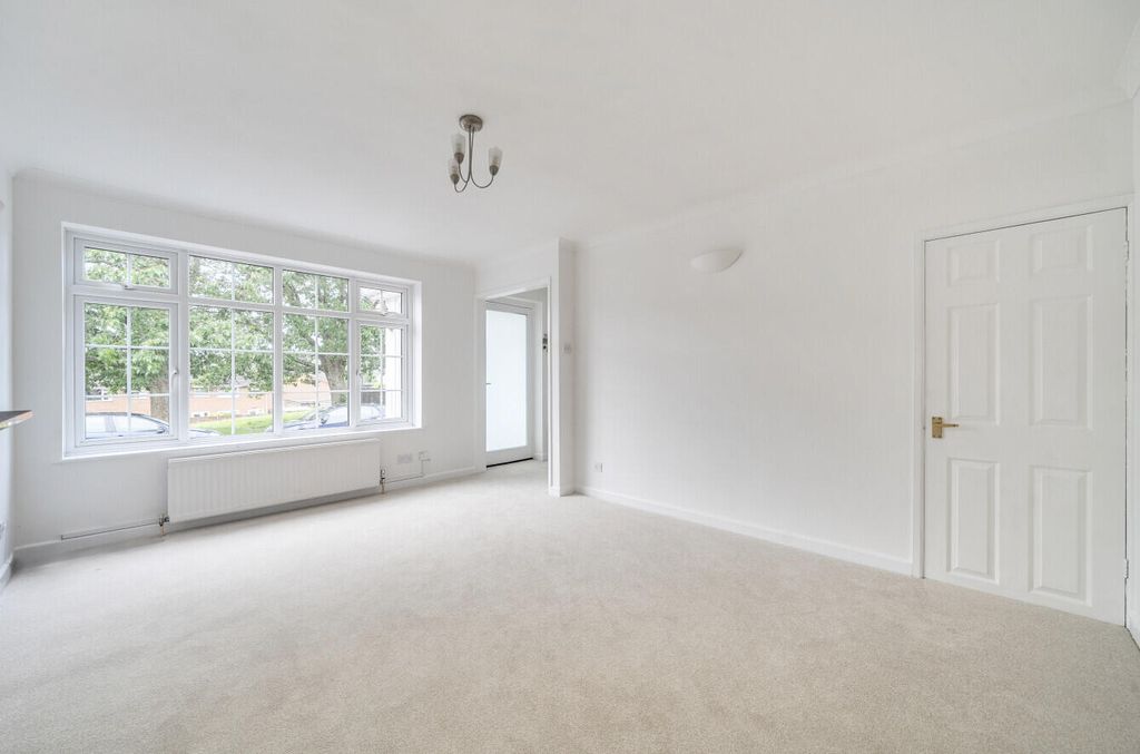 Property photo 3 of 17 Sitting Room