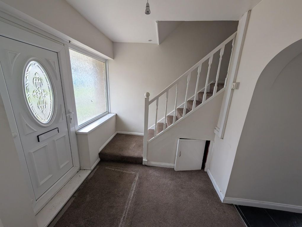 Property photo 3 of 11 Hallway