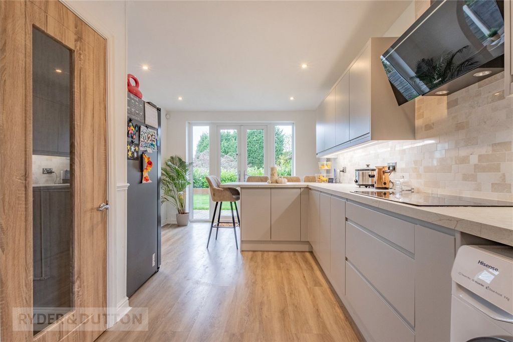 Property photo 3 of 18 Kitchen