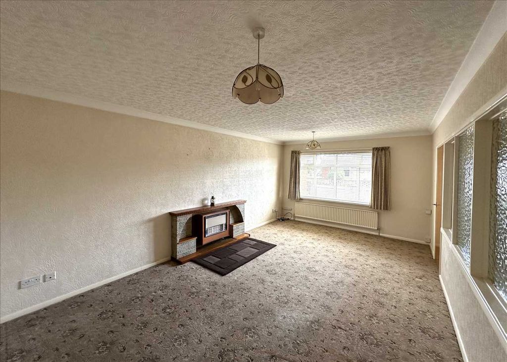 Property photo 3 of 19 Spacious Lounge: