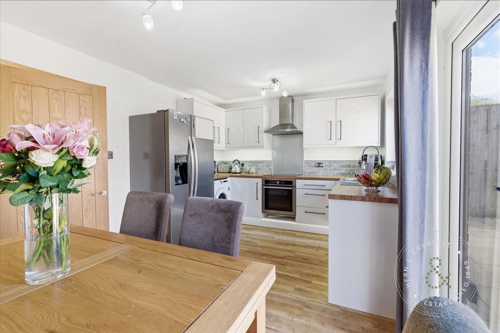 Property photo 2 of 29 Peckham Close, Hern Crabtree (24).Jpg