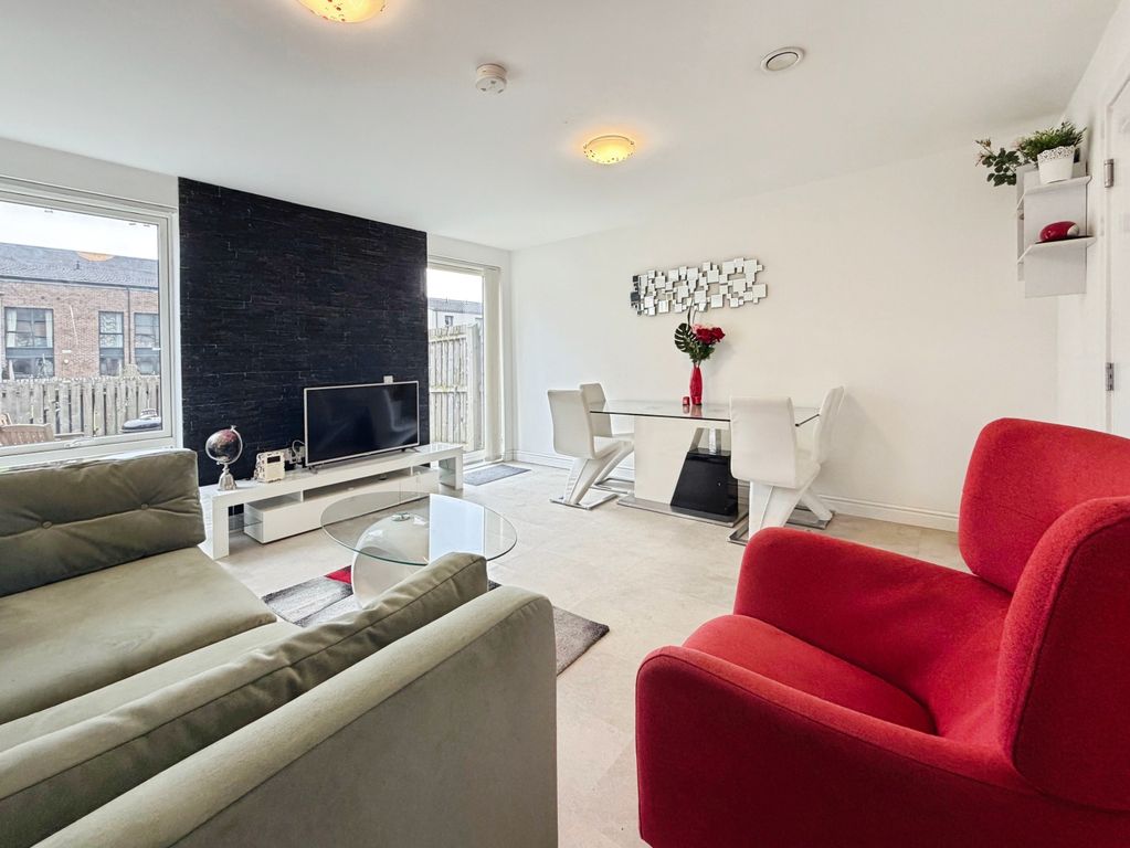 Property photo 3 of 13 Lounge