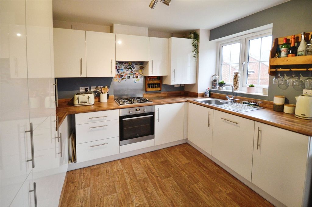 Property photo 2 of 18 Kitchen/Dining Room