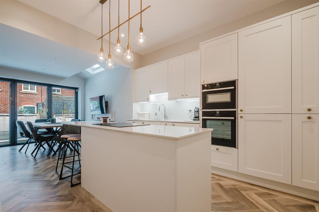Property photo 3 of 30 Dining Kitchen