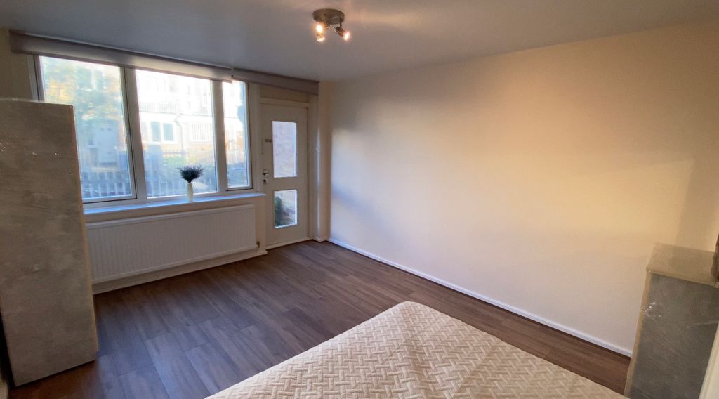 Property photo 3 of 12 Room F