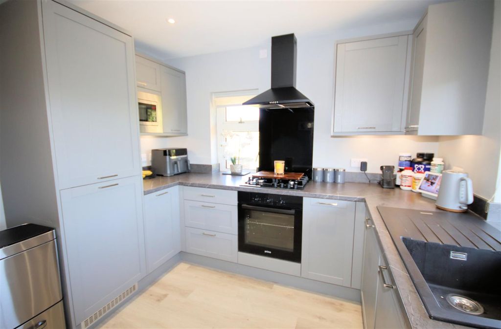 Property photo 2 of 16 Refitted Kitchen