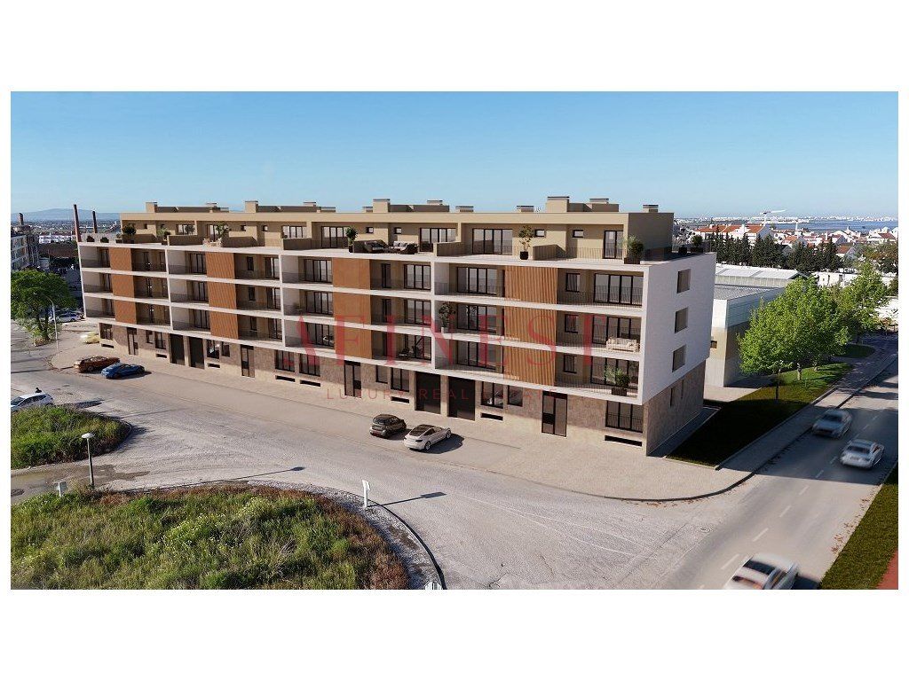 Property photo 1 of 15 3 Bedroom Flat With Balcony And Garage In Montijo