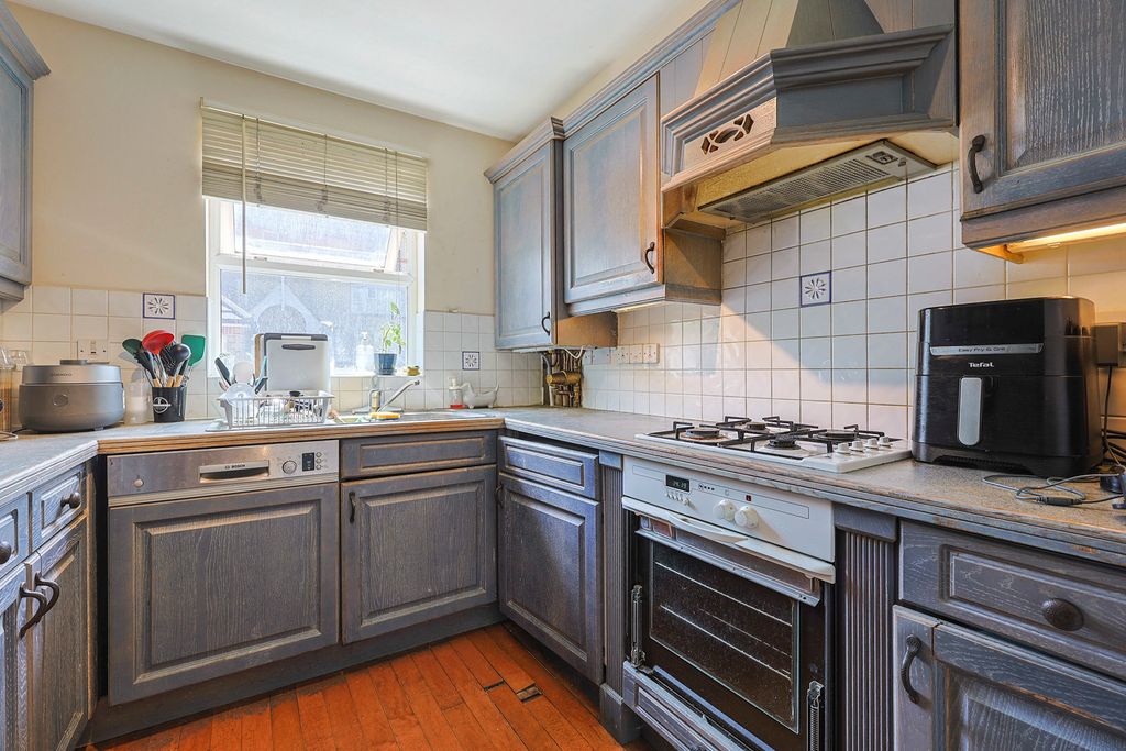 Property photo 3 of 19 Kitchen