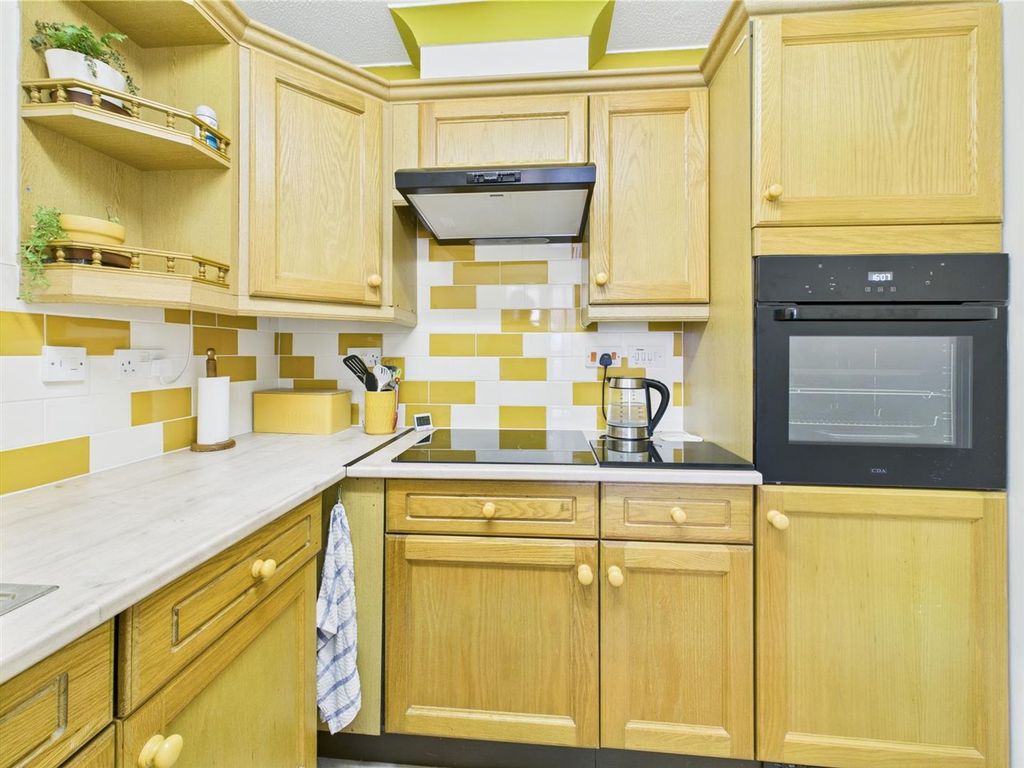 Property photo 3 of 18 Kitchen