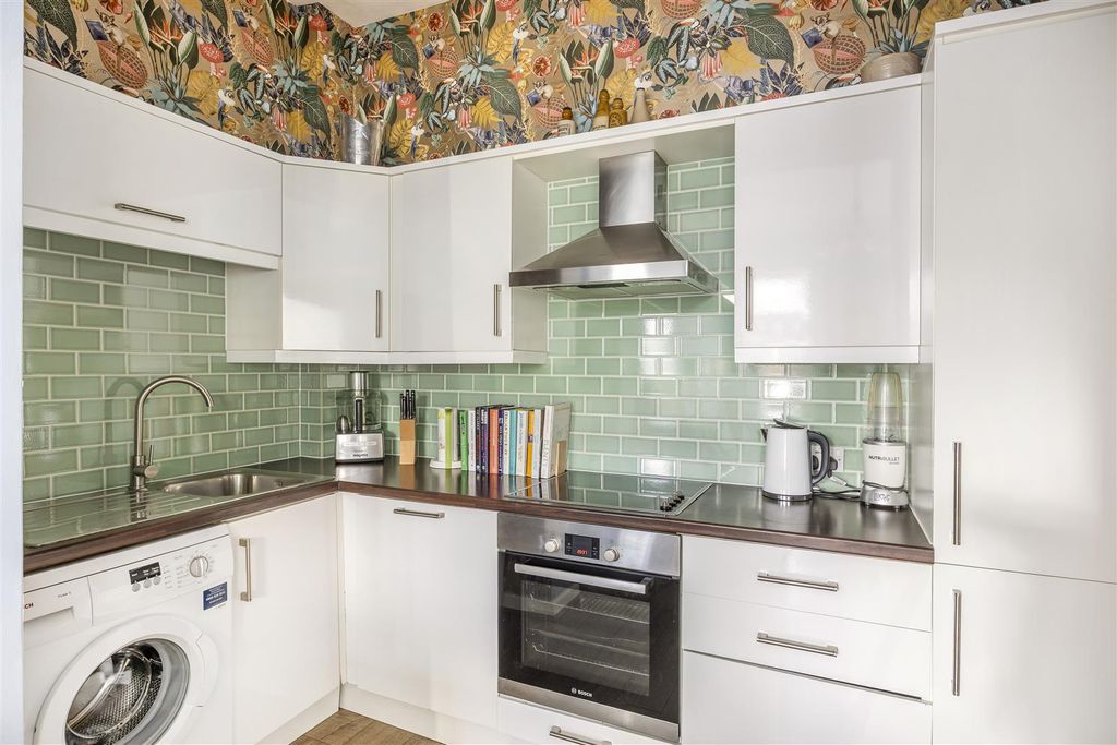 Property photo 3 of 8 Kitchen