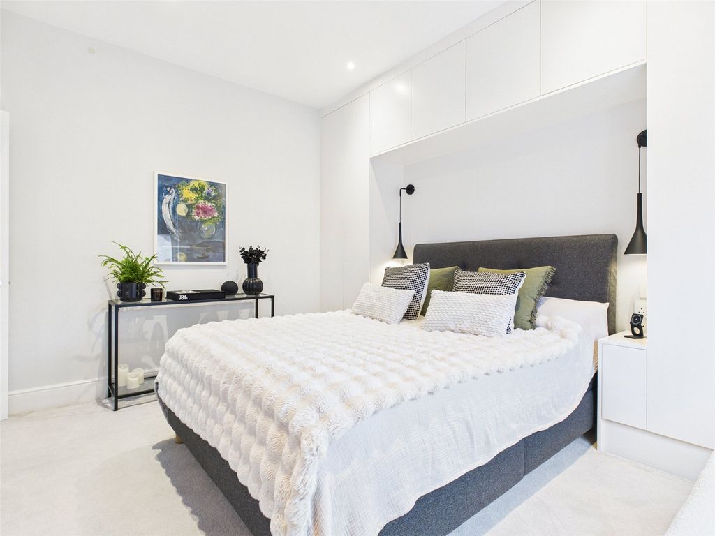 Property photo 2 of 17 Bedroom