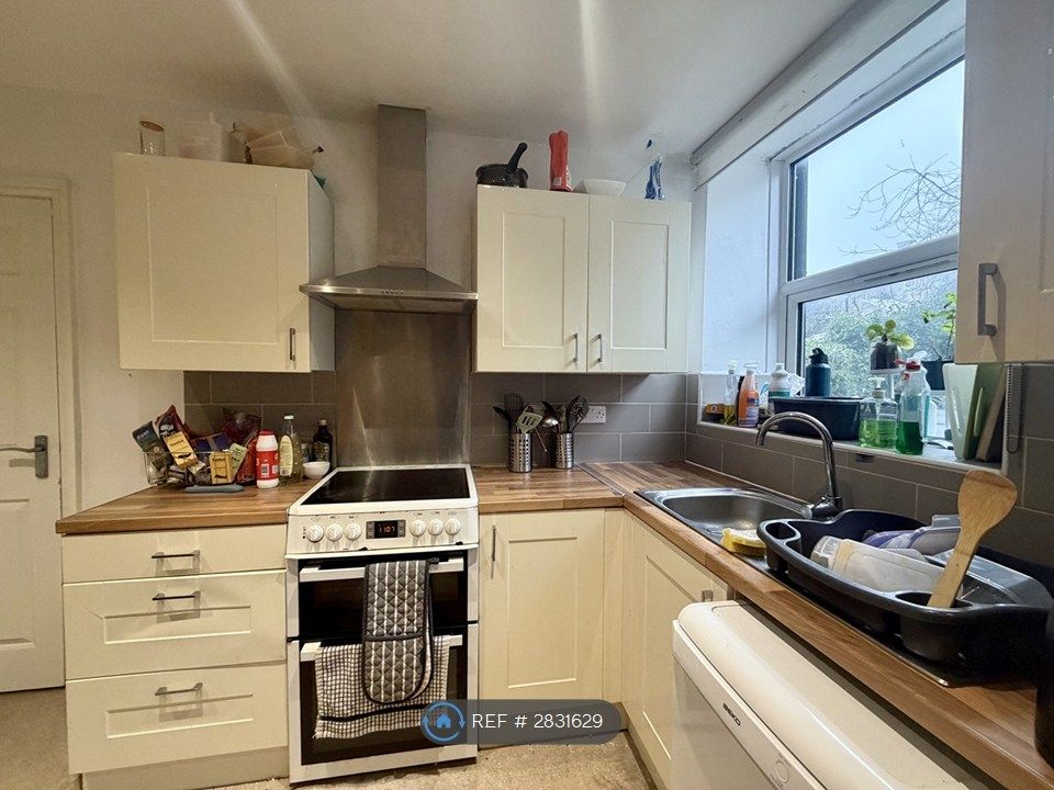 Property photo 3 of 10 Kitchen