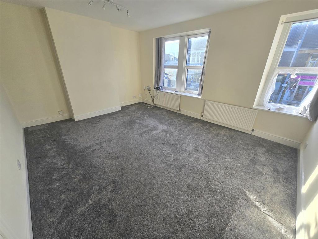 Property photo 2 of 6 Lounge