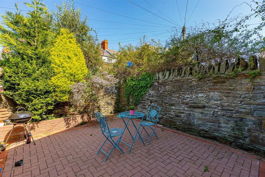 Property photo 2 of 21 Amesbury Road 1-2.Jpg