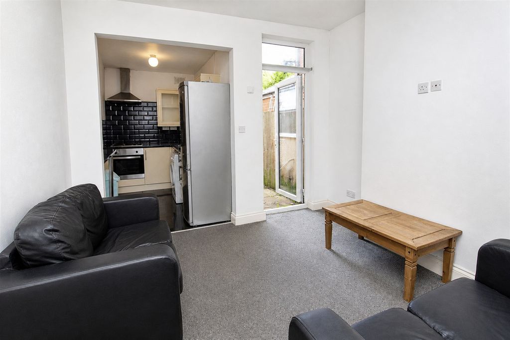 Property photo 2 of 12 Approach