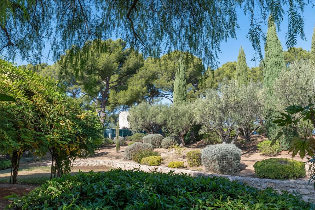 Property photo 2 of 41