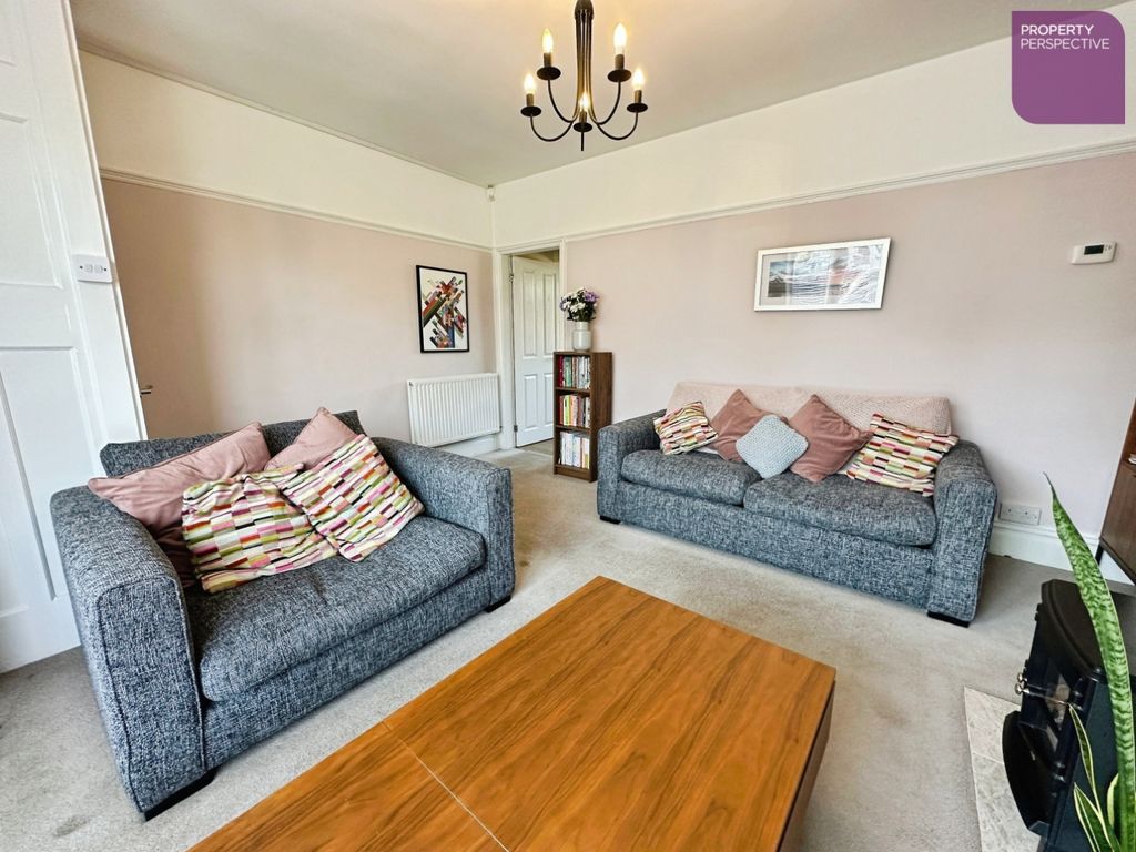 Property photo 3 of 13 Lounge