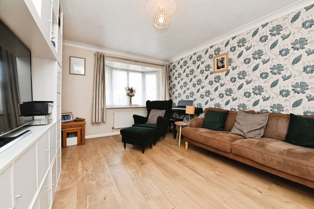 Property photo 2 of 19 Lounge