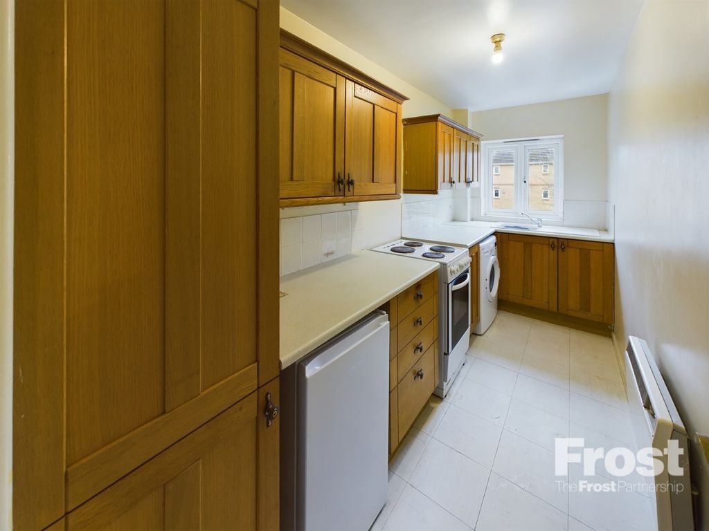 Property photo 3 of 10 Kitchen