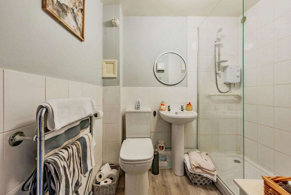 Additional image 12 of 1 bed property for saleHigh Street, Lingfield RH7