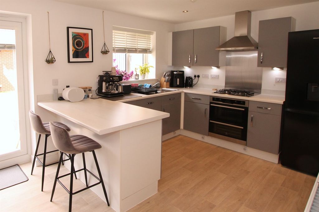 Property photo 2 of 17 (Main)