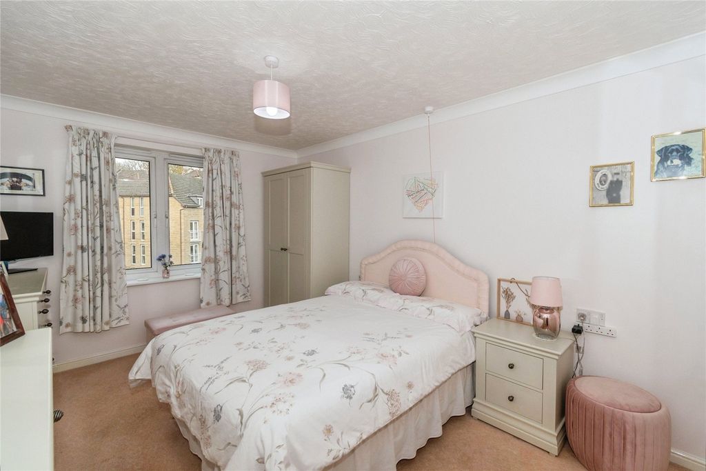 Property photo 2 of 17 Bedroom