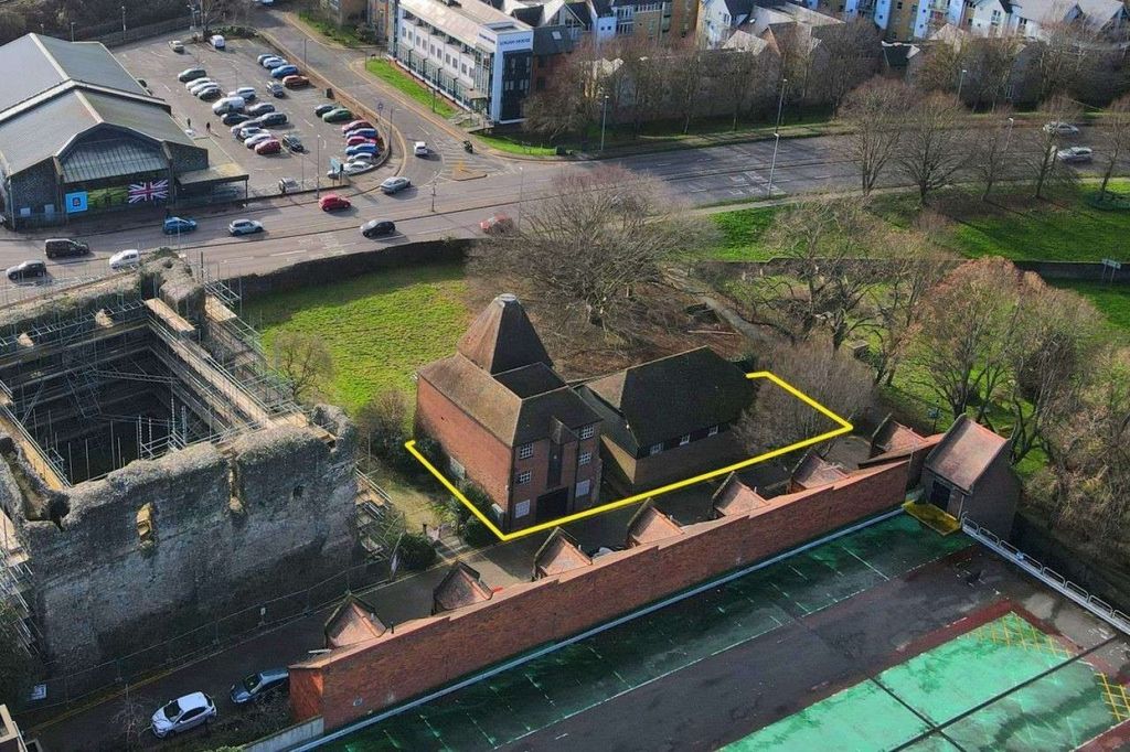 Property photo 1 of 12 The Oast House , Gas Street, Canterbury, Ct1 2Pr