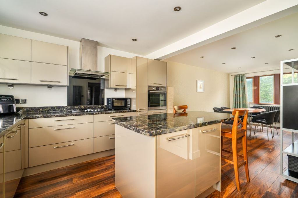 Property photo 3 of 47