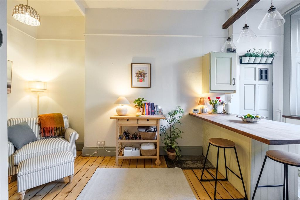 Property photo 2 of 16 Merrick Gdns-13.Jpg