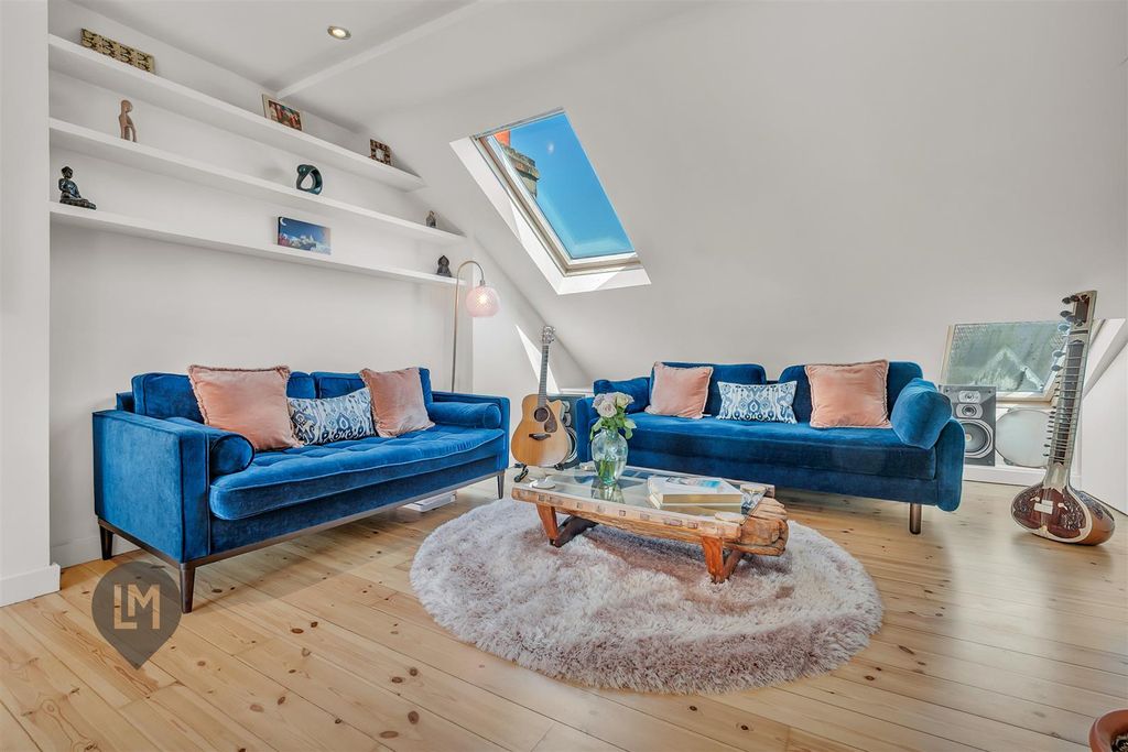 Property photo 3 of 8 Replingham Road