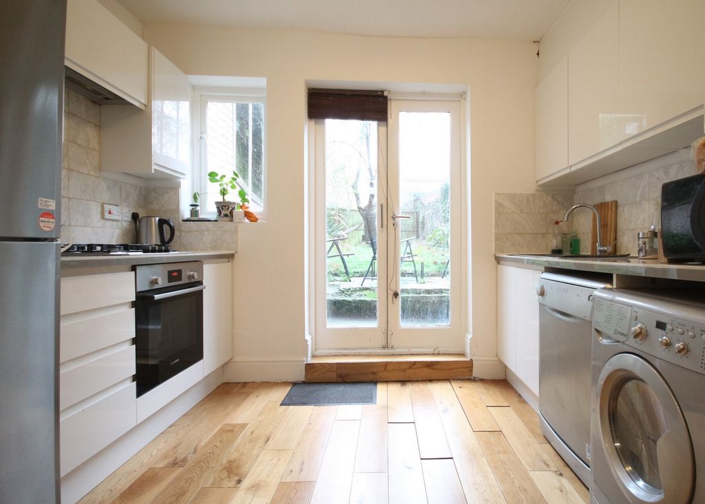 Property photo 2 of 8 Kitchen