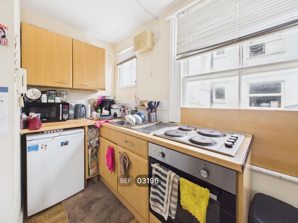 Property photo 2 of 6 Kitchen / Living Area