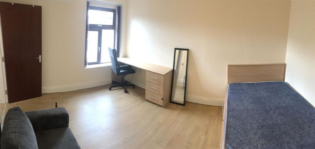 Property photo 3 of 13 Bright, Spacious Bedroom With Desk And Sofa...