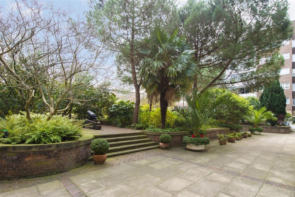 Property photo 1 of 5 Gardens