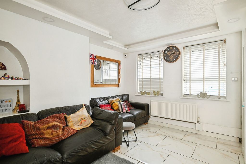 Property photo 3 of 11