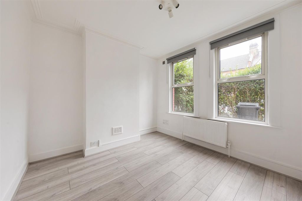 Property photo 2 of 17 Brettenham Road, E17