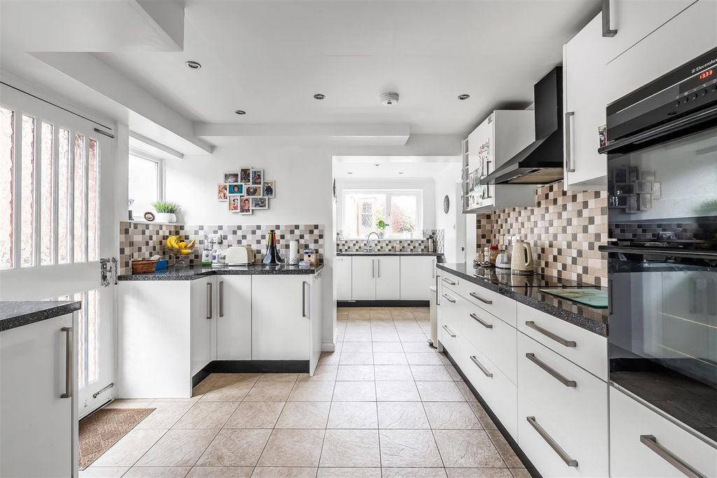 Property photo 2 of 24 137-Pollards-Oak-Road-24.Jpg