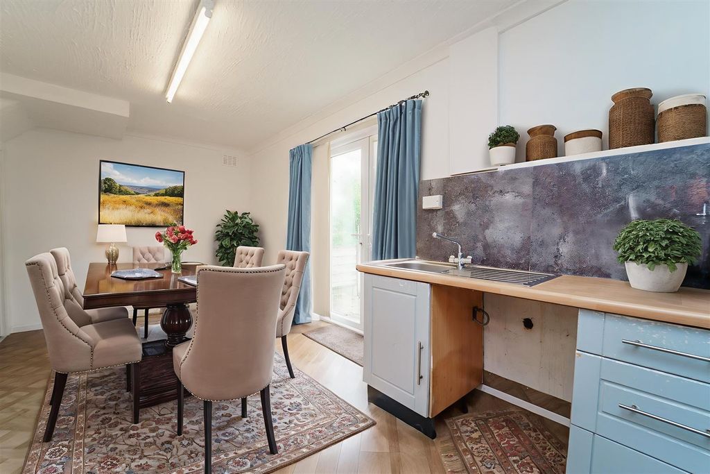 Property photo 3 of 15 Dsc01449 - Dining Room - Standard - 0.Jpg