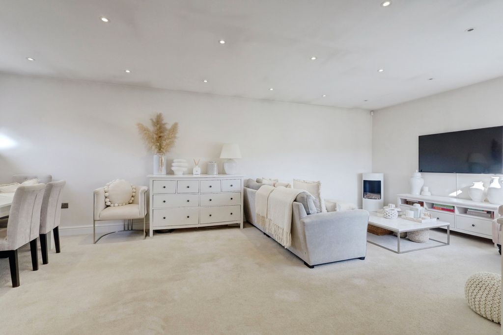 Additional image 7 of 1 bed flat for saleHigh Road, Benfleet SS7