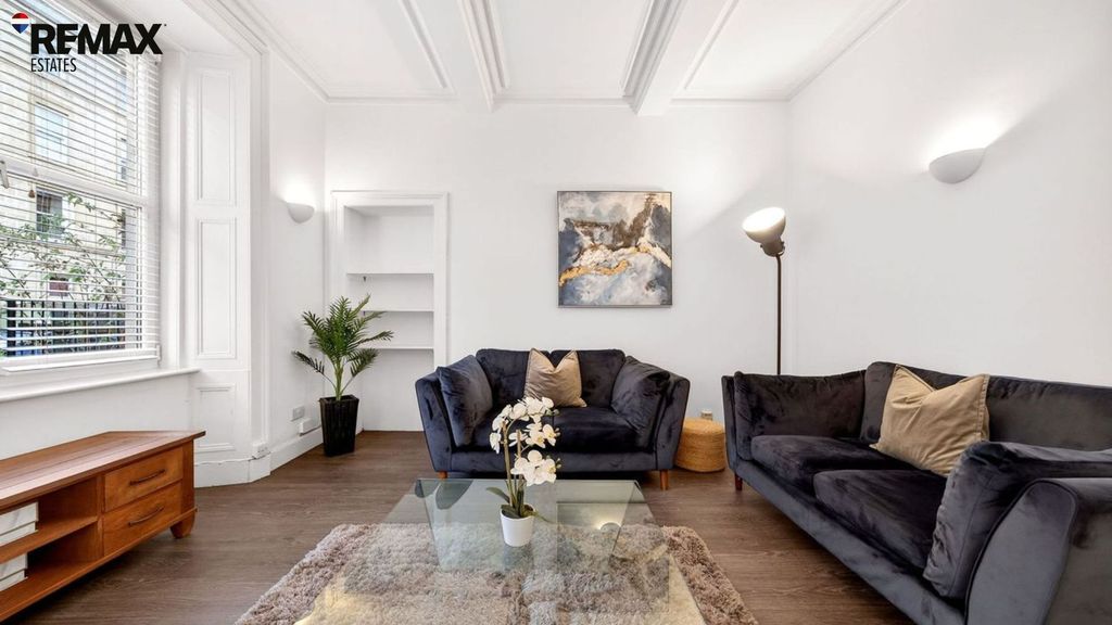 Property photo 1 of 39 Lounge